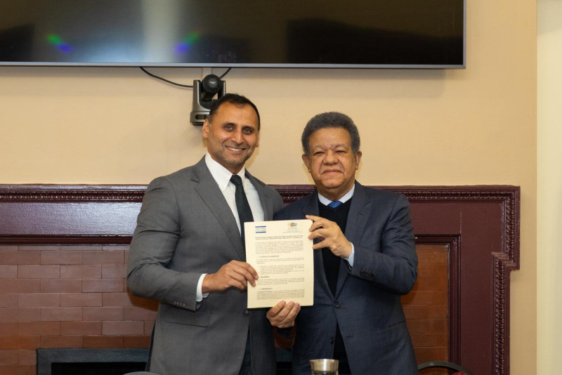 El expresidente Leonel Fernández junto Muhammad Faridi, presidente del Colegio de Abogados de Nueva York.
