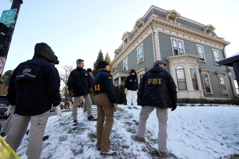 Agentes del FBI buscan pruebas en los terrenos de la universidad de Brown, en Rhode Island, ayer.