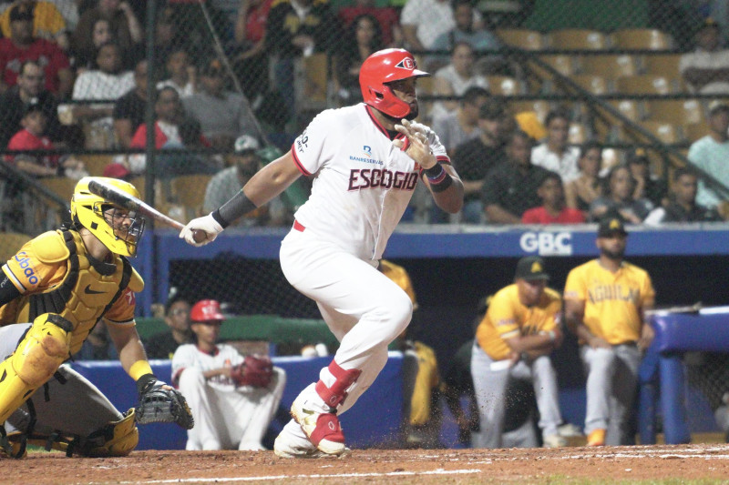 Sócrates Brito conecta un hit contra las Águilas.
