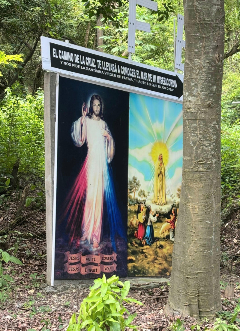 Imágenes del Sagrado Corazón de Jesús y la Virgen de Fátima en el camino al cerro.