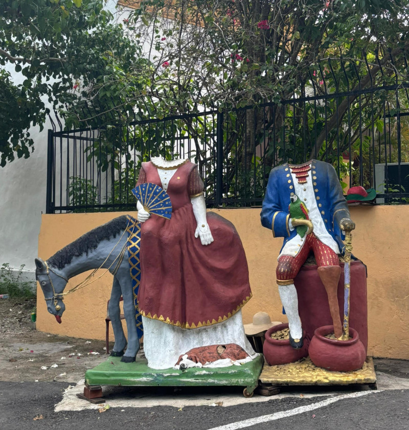 Figuras de reina Isabel y pirata Pata de Palo