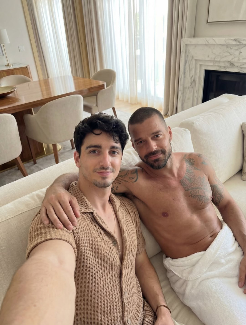 Riky Martin asegura que su foto junto al influencer español Mario Salvador es falsa.