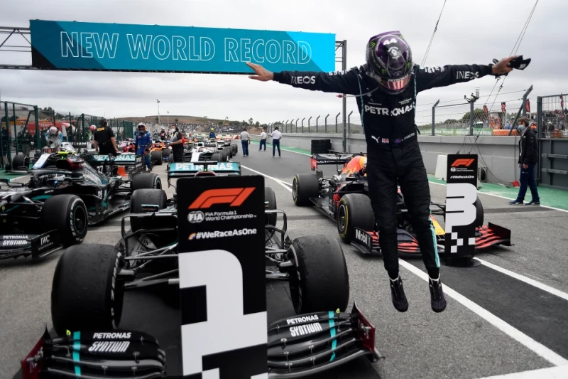 El piloto Lewis Hamilton salta de su monoplaza tras ganar el Gran Premio de Portugal, el 25 de octubre de 2020, en Portimao.