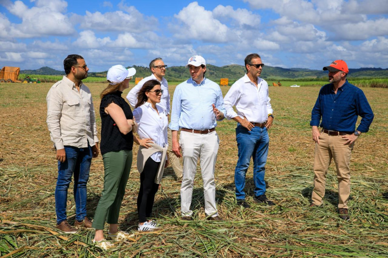 La embajadora de los Estados Unidos en el país,  Leah Campos, visitó las operaciones azucareras de Central Romana Corporation.