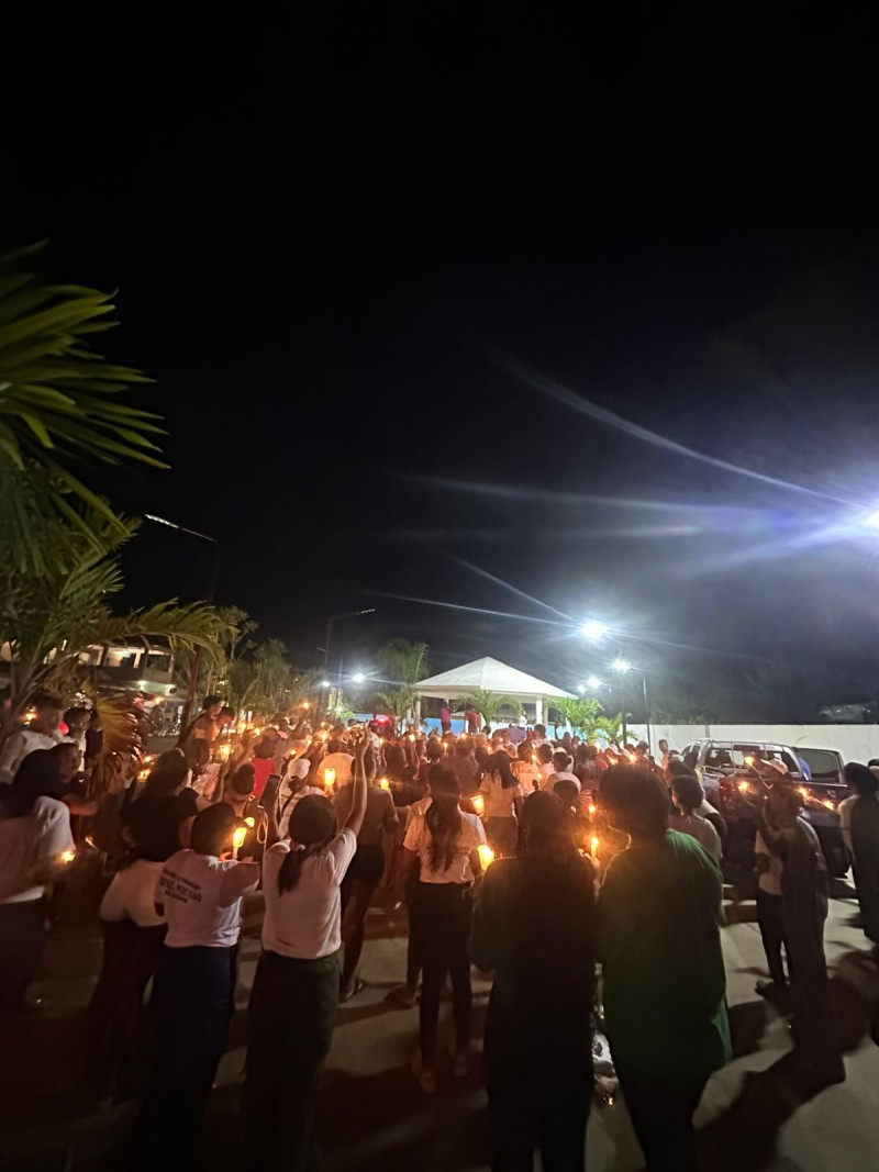 Comunitarios de La Cuaba, culminaron su encendido de velas con consignas y oraciones.