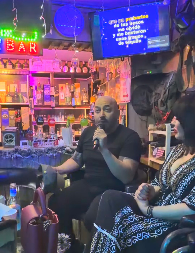 Lupillo Rivera cantando en un bar de República Dominicana.