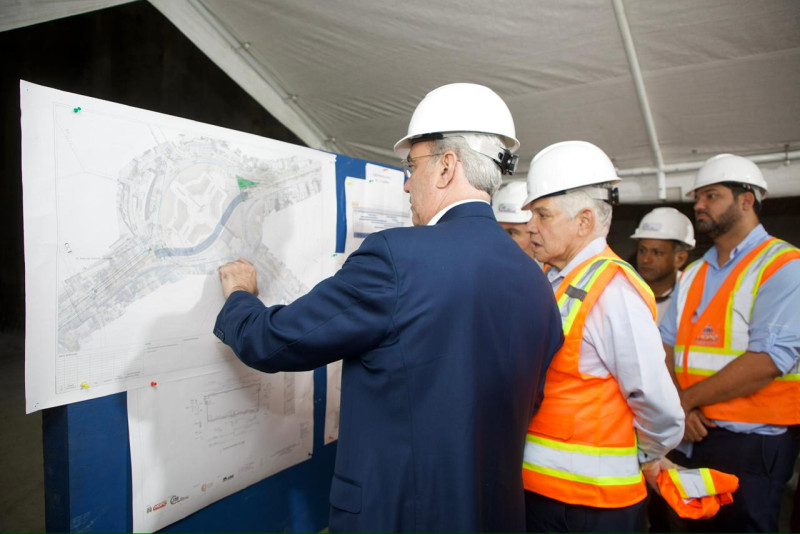 El presidente de República Dominicana Luis Abinader y Rafael Eduardo Estrella Virella, ministro de Obras Públicas, supervisan las obras del túnel de la Plaza de la Bandera.