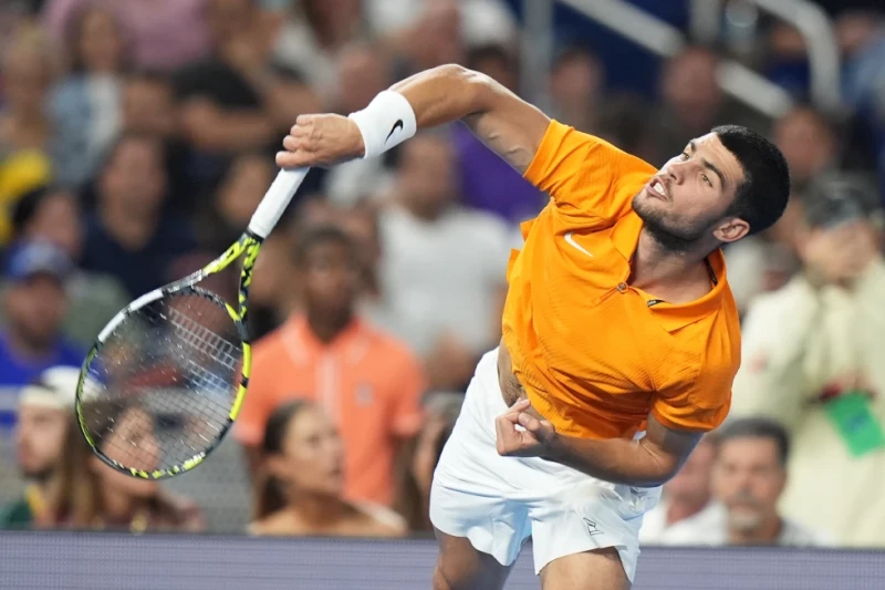 Carlos Alcaraz saca ante Joao Fonseca durante una exhibición en Miami, el 8 de diciembre de 2025.