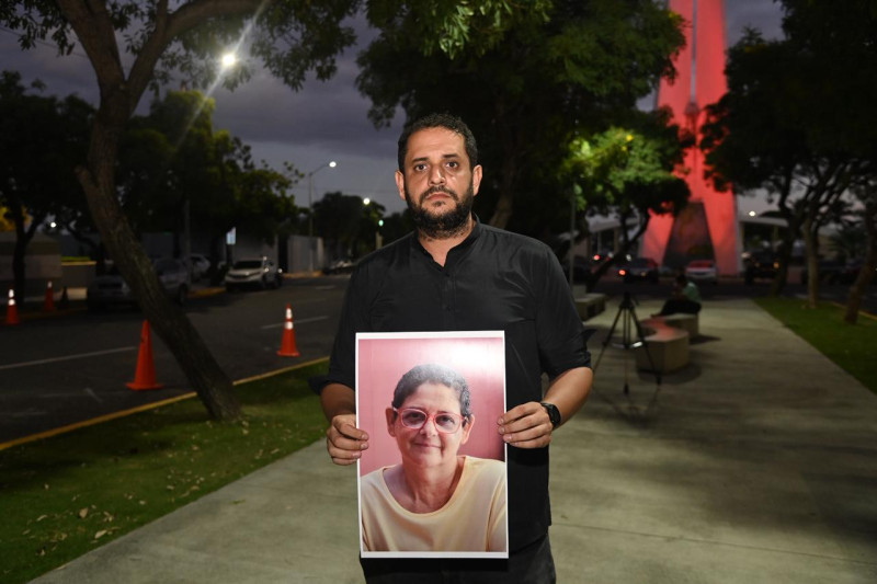 Vivió junto a su madre, Raisa Mariana Morel, diagnosticada con cáncer de mama triple negativo en 2018, quien falleció el 29 de marzo de 2022 tras años de retrasos, hizo presencia en esta manifestación.