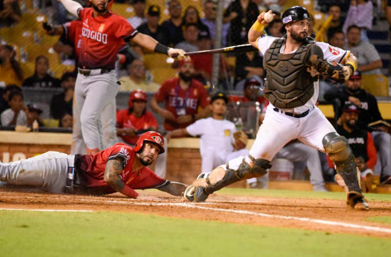 Jonathan Arauz al momento de anotar una carrera.