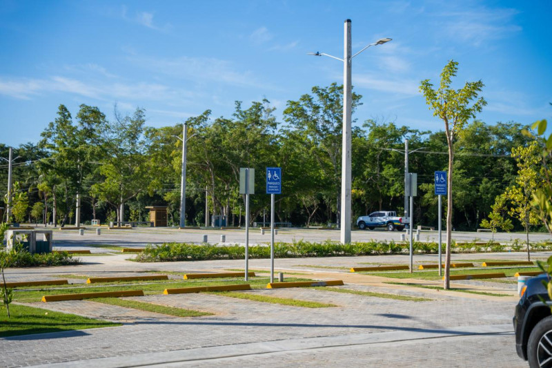 Contempla estacionamientos para 58 autobuses, 157 vehículos ligeros y 58 motocicletas.