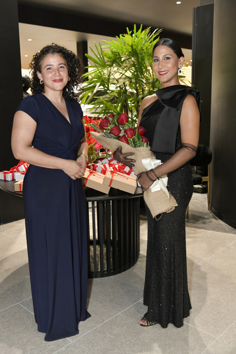 Nathalie Peña Comas recibe de Renata De Santis un arreglo de rosas, de parte de Lanco Dominicana.