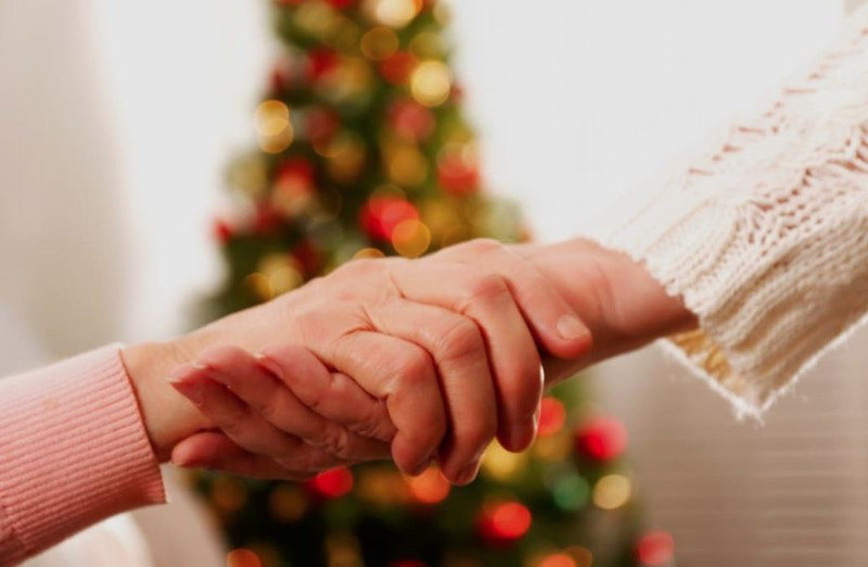 La imagen de la “silla vacía” simboliza la pérdida, la distancia o incluso las rupturas que nos marcan el corazón.