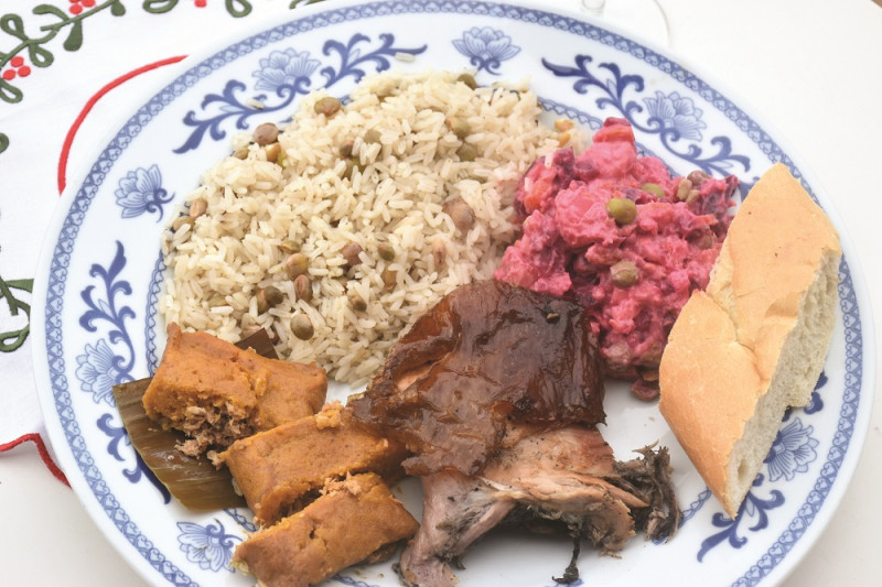 La cena navideña dominicana está integrada por moro, acompañado de ensalada rusa, cerdo asado, entre otros alimentos.