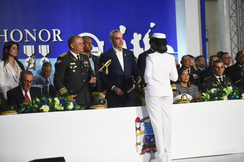 El presidente Luis Abinader encabezó este jueves la edición número 74 de la graduación ordinaria de Damas y Caballeros Guardiamarinas de la Academia Naval de la Armada de la República Dominicana.