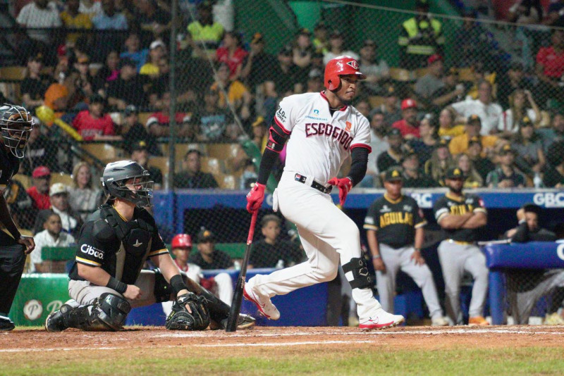 Jimmy Paredes dispara un triple en rol de emergente, productor de una vuelta, en el segundo de los cartelera doble que sostuvieron el pasado martes los Leones y las Águilas en el Estadio Quisqueya Juan Marichal. Cortesía Raúl Calvo.