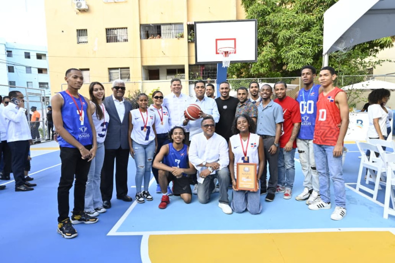 El ministro de deportes, Kelvin Cruz; y Manuel Guerrero, vicepresidente de Ingeniería de Banreservas, realizaron el corte de cinta en presencia de líderes deportivos y ejecutivos de la institución financiera que asistieron a la entrega de la remodelada cancha mixta de Villa Consuelo.