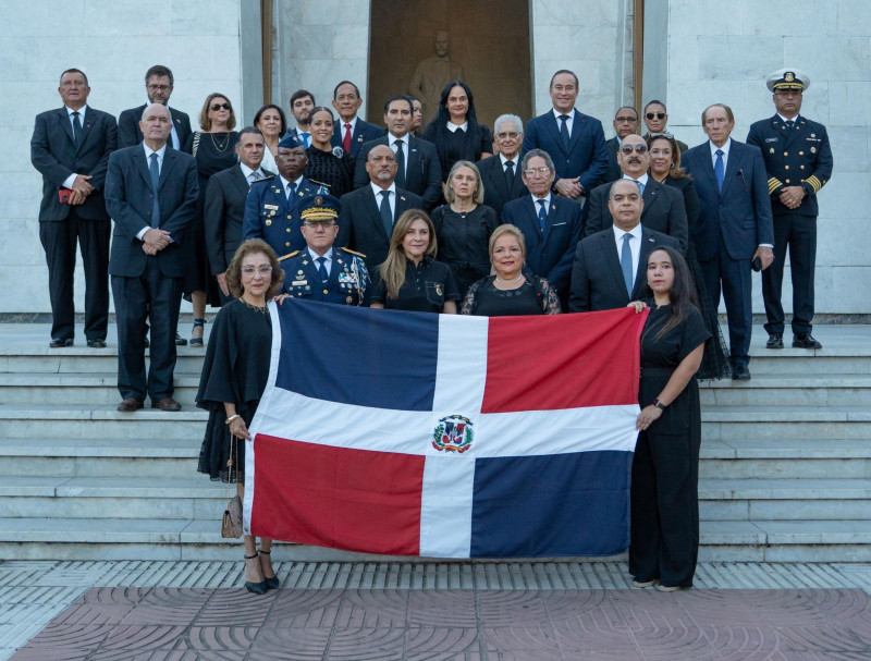 La decana del Cuerpo Consular, Rayza Rodríguez de Cruz, junto a invidos.
