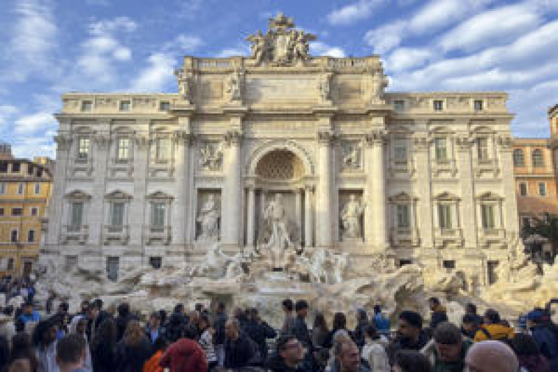FOTODELDÍA - ROMA, 19/12/2025.- Acercarse a La Fontana de Trevi, el segundo monumento más visitado de Roma, solo superado por el Coliseo, dejará de ser gratuito: el Ayuntamiento comenzará a cobrar una entrada general de 2 euros a partir del próximo 1 de febrero, confirmó este viernes el alcalde de la capital italiana.