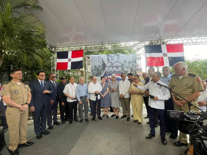 Juan Pablo Uribe, presidente de la Comisión Permanente de Efemérides Patrias, pronuncia discurso durante el acto, junto a parte de los asistentes.