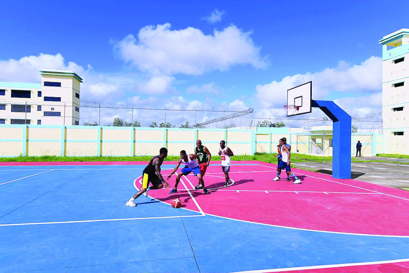 Un grupo de presos juega un partido de baloncesto en las instalaciones deportivas de la cárcel Las Parras.