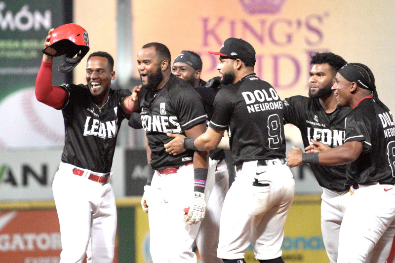 Sócrates Brito celebra con sus compañeros tras dar el toque de la victoria.