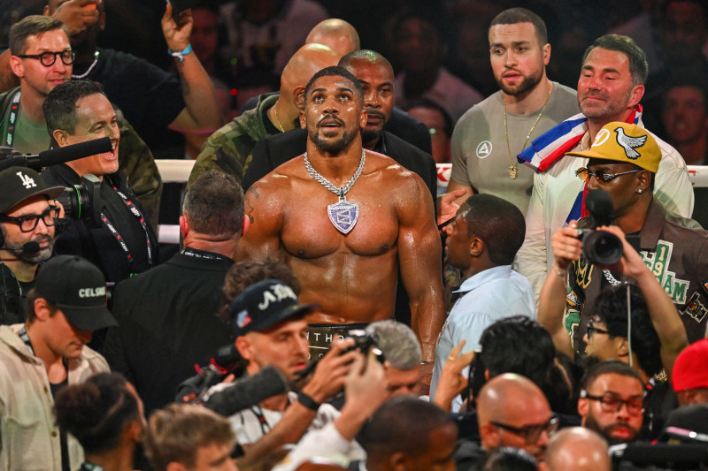 El boxeador británico Anthony Joshua celebra tras derrotar al boxeador e influencer estadounidense Jake Paul (fuera de cuadro) en una pelea de peso pesado sin título en el Kaseya Center en Miami, Florida, el 19 de diciembre de 2025. (Foto de Giorgio VIERA / AFP)