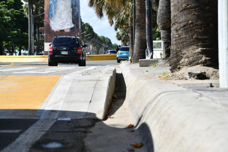 Espacio entre la acera y calzada elevada causa preocupación de la población sobre el paso de discapacitados.