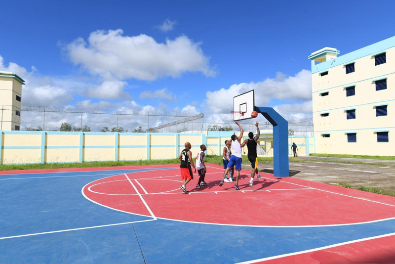 Un grupo de presos disputan un partido de basquetbol.