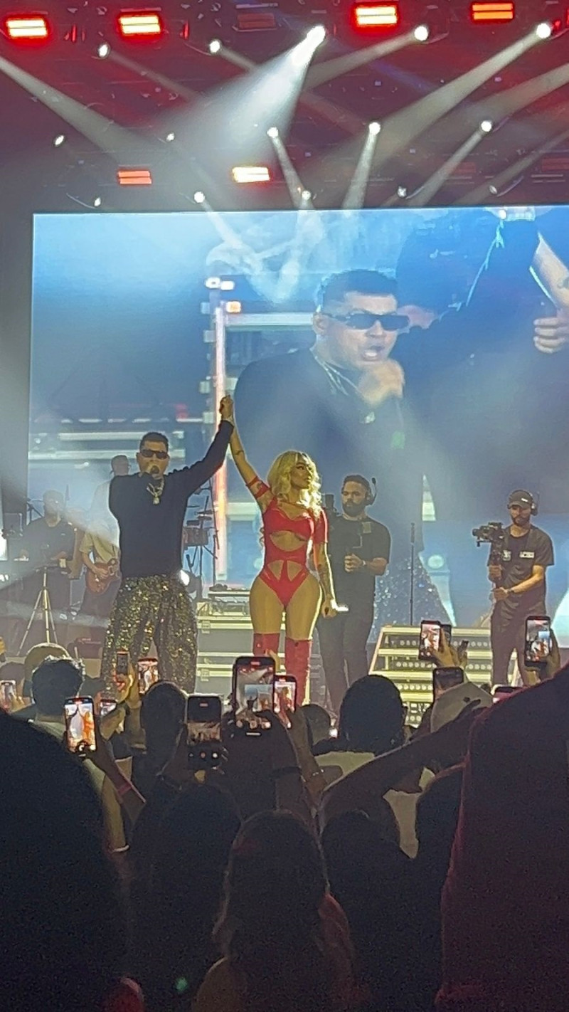 Yailin la Más Viral junto a Shadow Blow durante el espectáculo del artista urbano en la Gran Arena del Cibao la noche del 20 de diciembre de 2025.
