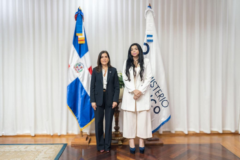 Yeni Berenice Reynoso con embajadora de Estados Unidos, Leah Francis Campos.