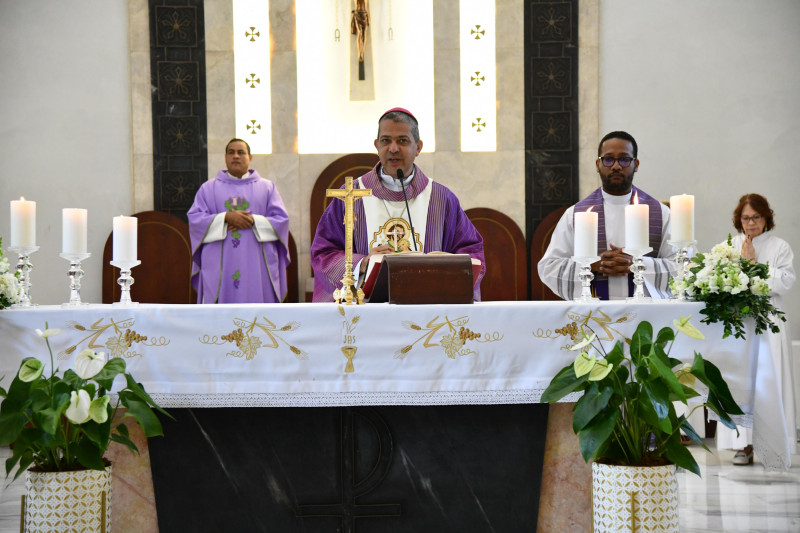 el obispo Coadjutor durante la misa