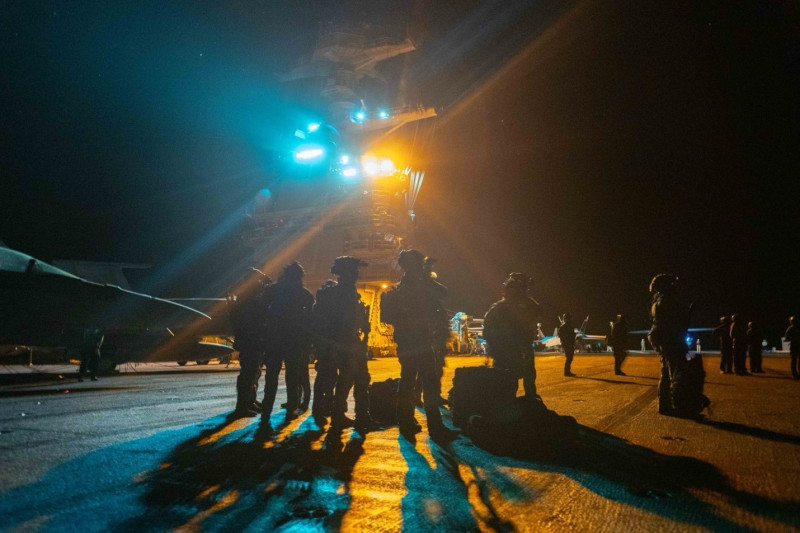 Guardacostas de EEUU se preparan para el abordaje de un petrolero cerca de Venezuela.