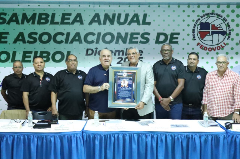 El ingeniero Rafael Villalona Calero recibe de manos de Cristóbal Marte una placa de reconocimiento. Figuran su presidente Alexis García y los directivos Nelson Ramírez, Amós Anglada, José Francisco Fernández, Wellington Valenzuela y Guarionex Domínguez, así como el doctor Dionisio Guzmán.