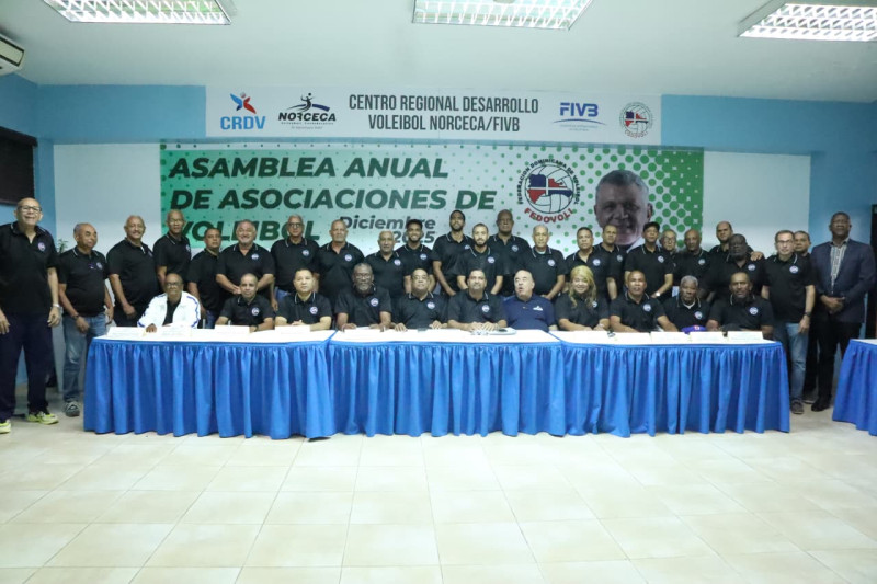 Los principales dirigentes del comité ejecutivo de la federación junto con los delegados de las 32 asociaciones de voleibol que tiene afiliadas en el país.