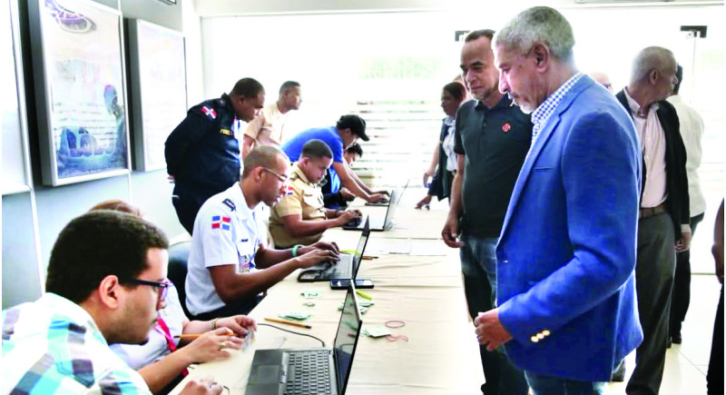Militares retirados reciben cheques de “Sueldo por Año”.