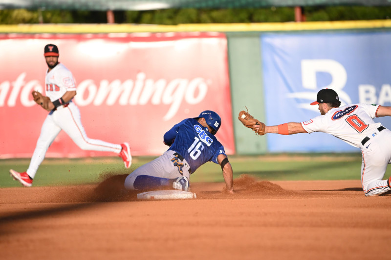 Gustavo Núñez se desliza en la intermedia luego de conectar un doble impulsador que trajo la cuarta para los Tigres.