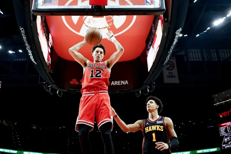 Zach Collins, de los Bulls, ejecuta un donqueo sobre Jalen Johnson, de los Hawks, en el partido de la NBA, el 21 de diciembre de 2025.