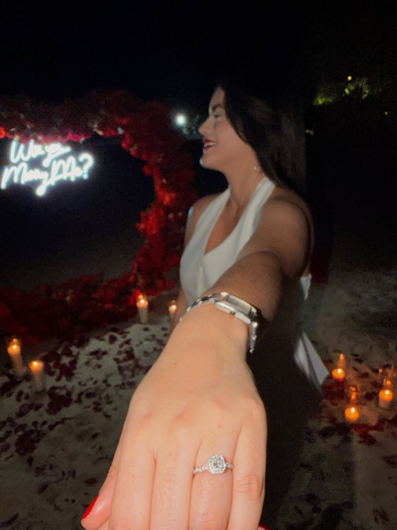 Dannelis Veras muestra anillo de compromiso.