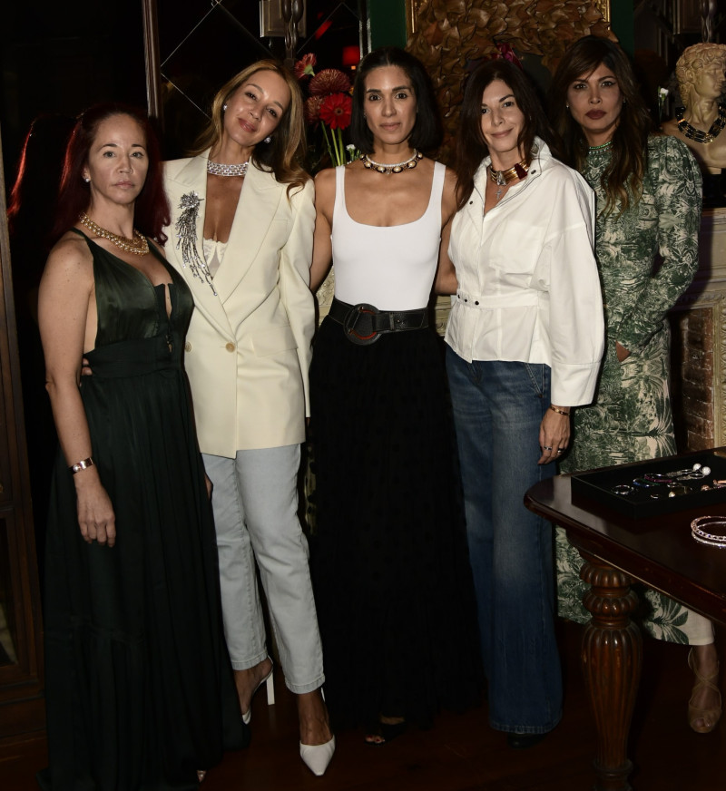 Norma Lara, Nicole Abate, Aurora Perez, Helen Borda y Jacqueline then