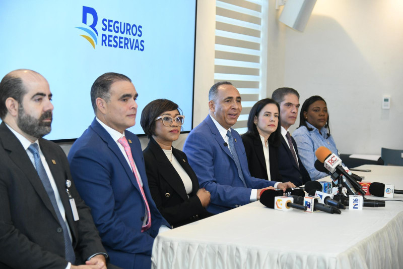 Nelson Arroyo, vicepresidente ejecutivo de seguros Reserva junto a ejecutivos