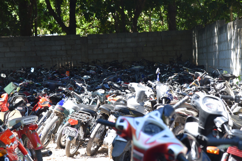 Parte de las motocicletas ubicadas en en la parte trasera de la sede de la Digesett en Barahona.