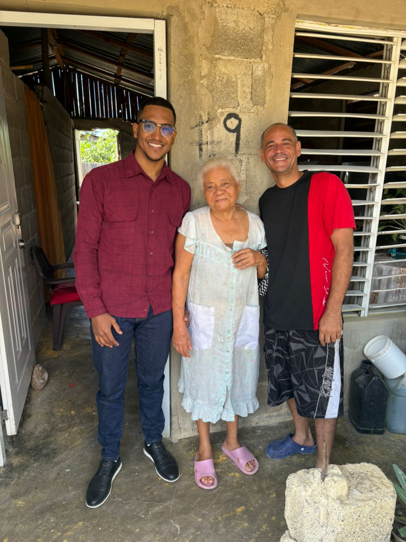 Mercedes Liz Padilla, de 72 años, aquejada por varias enfermedades y sumida, junto a su hijo Joel, en la pobreza, espera la mano amiga de un buen samaritano para cenar esta Nochebuena. A la izquierda, el periodista Hansy Martínez.