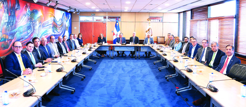 Héctor Valdez Albizu ofreció detalles sobre la estabilidad y solvencia de los bancos luego de una reunión con sus representantes y otras autoridades.