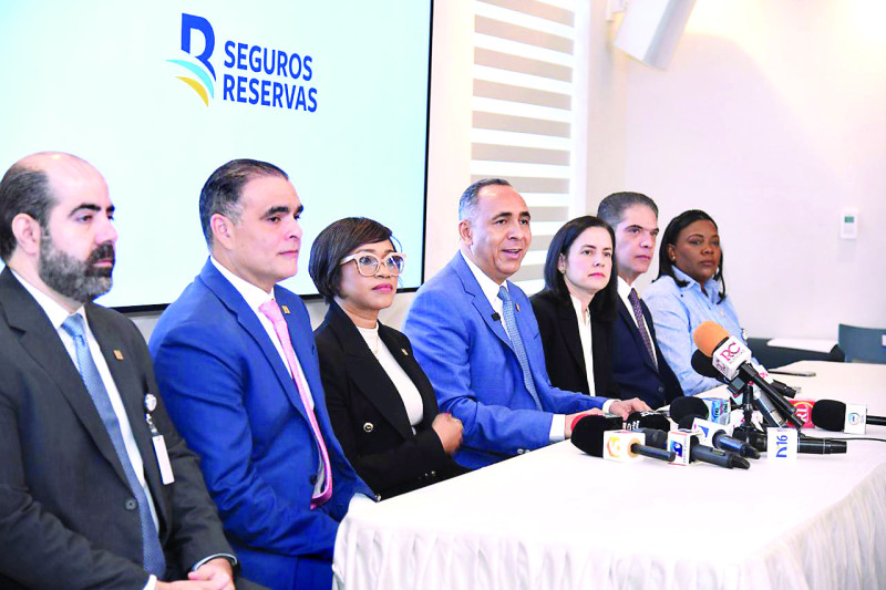 El vicepresidente ejecutivo de Seguros Reservas, Nelson Arroyo, junto a directivos de la entidad explica a los medios la situación de estabilidad de la aseguradora.