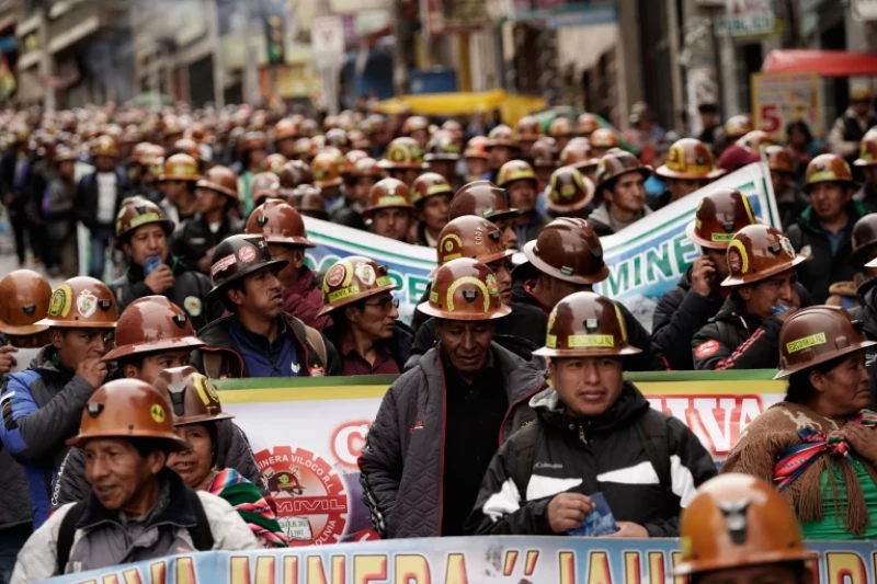 Miles de mineros marchan contra el retiro del subsidio a los combustibles, en La Paz, Bolivia.