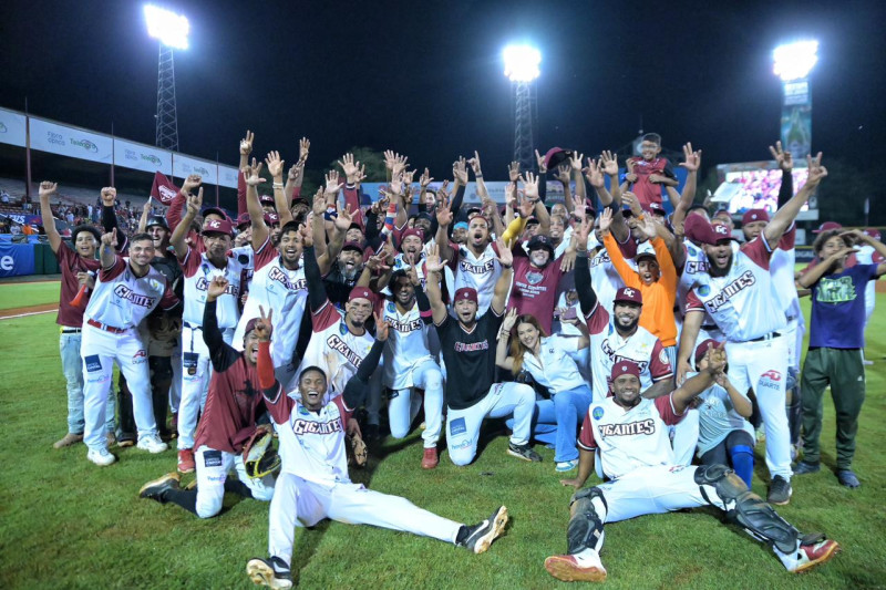 Los jugadores de los Gigantes celebran en el diamante luego de vencer a los Tigres y obtener el boleto para la semifinal.