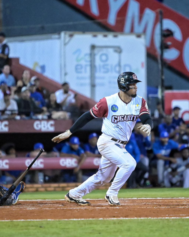Marco Hernández, un ex miembro de los Tigres, al momento de conectar su oportuno triple en el séptimo inning del partido.