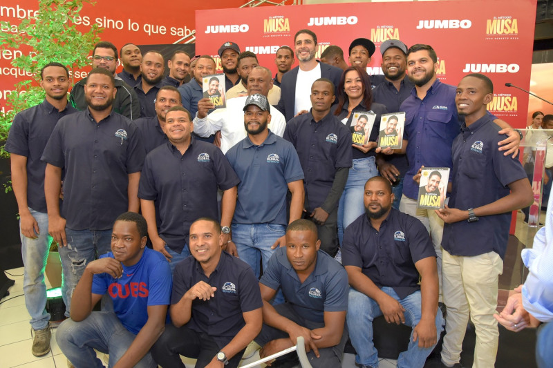 Juan Roberto Musa junto a su equipo de Portada del libro. colaboradores