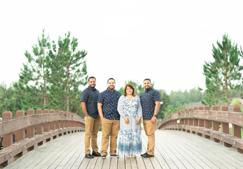 Aquí aparece con sus hijos biológicos, la mujer que, además de su amor por las niñas, desde muy jovencita se conduele de los enfermos mentales y de quienes deambulan por las calles